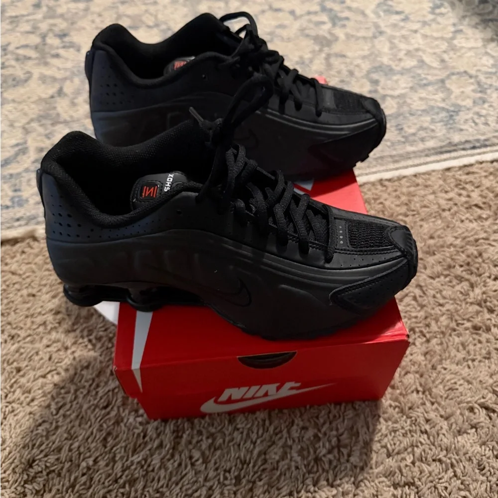 Nike Shox Men's Black Sneakers - Picture 8 of 9